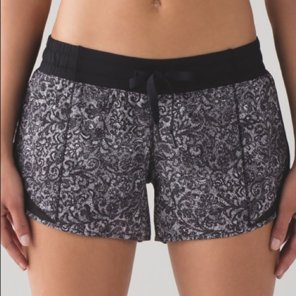 Lululemon Hotty Hot Short Long 4" Mini Cinder Lace White Black / Black